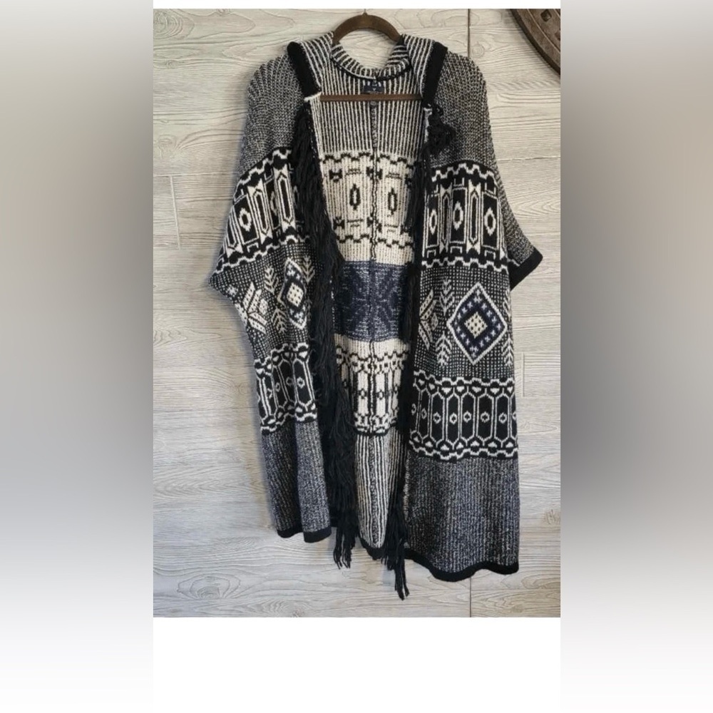 American Eagle Outfitters Black and White Poncho - Picture 1 of 10